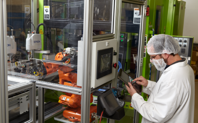 A process engineer uses live process-monitoring software to adjust quality specifications at EVCO Plastics’ Medical and Electronic Devices plant. (Photo courtesy EVCO Plastics)