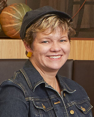Lisa_300x375_Headshot