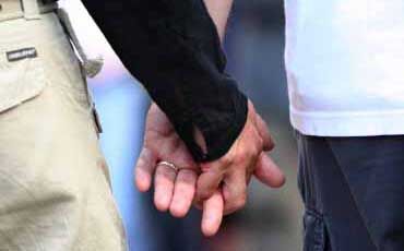 HoldingHands_110811