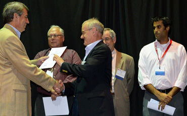 Wisconsin Technology President Tom Still congratulates Fred Montgomery of NitricGen, the 2013 Governor’s Business Plan Contest Grand Prize winner and Life Sciences Category winner.