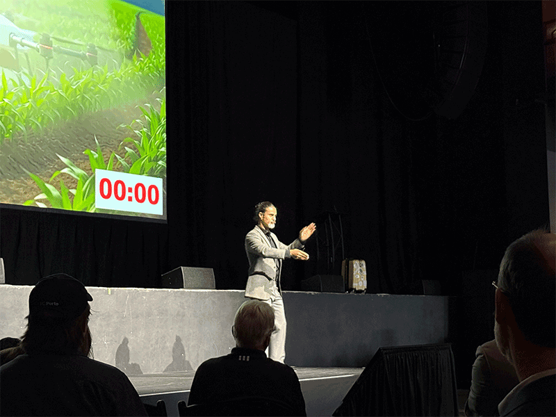 Maxwave CEO Mirhamed Mirmozafari presents at the 2025 Pressure Chamber competition.
