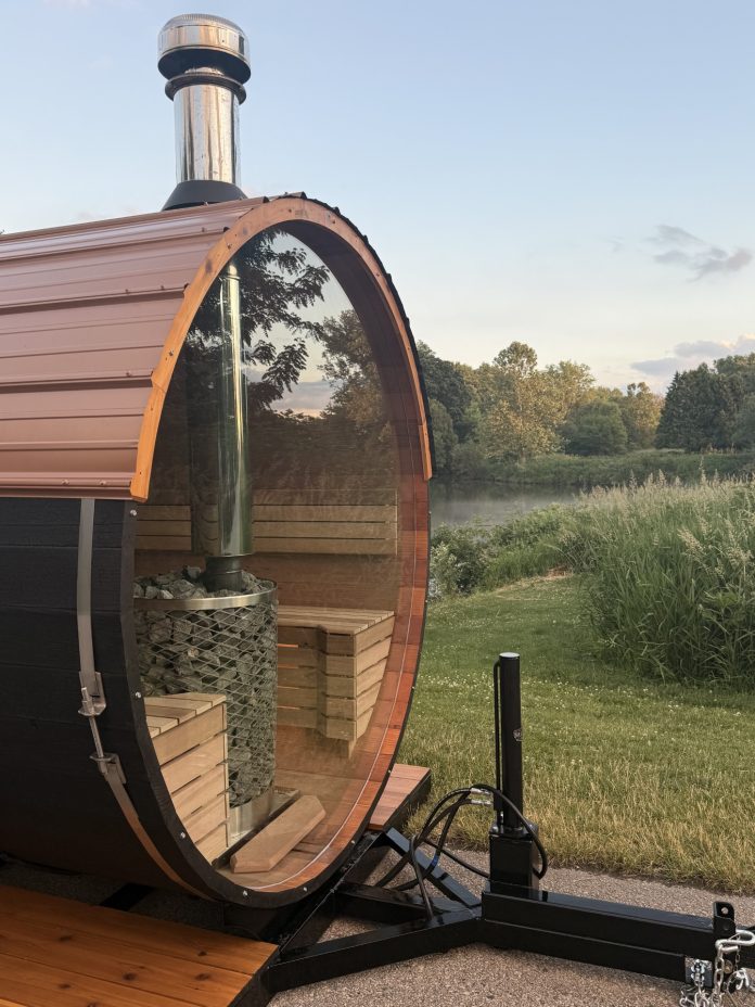 A sauna in a wooden barrel-shaped apparatus