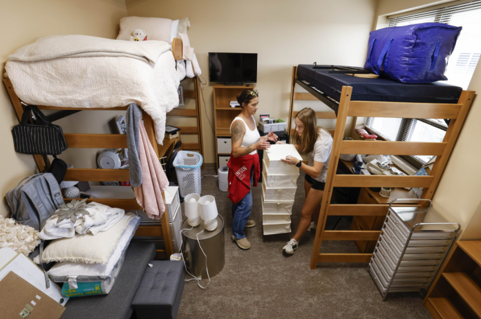 To college kids set up a dorm
